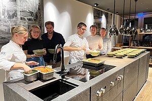 Darina Pastrnakova & Max Deuker bei der Ausgabe der Käsespätzle "Quattro Formaggi"