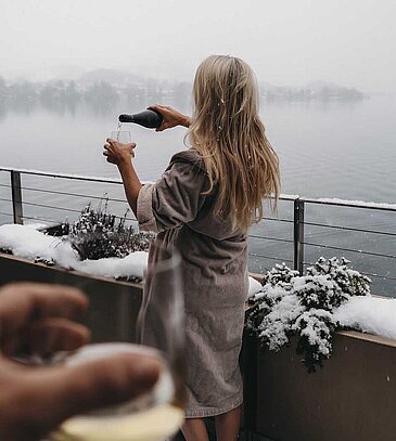 Chrisitiane Maier auf dem Balkon mit direktem Seeblick