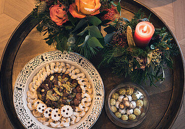 Weihnachtskekse und Kerzenschein