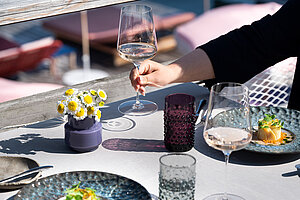 Elegant gedeckter Tisch auf der Terrasse mit Blick auf den Traunsee.