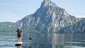 Stand up paddling mit Blick auf den Traunstein