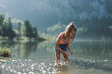 Kleines Mädchen im Laudachsee in Grünberg im Salzkammergut, (c) Familie am Weg rund um den Laudachsee in Grünberg im Salzkammergut, (c) Oberösterreich Tourismus/Traunsee-Almtal/Robert Maybach