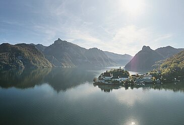 Luftaufnahme, der Traunsee und "Das Traunsee" auf der Halbinsel Traunkirchen