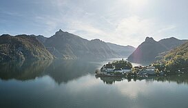 Luftaufnahme, der Traunsee und "Das Traunsee" auf der Halbinsel Traunkirchen