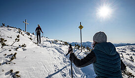 Schneeschuhwanderinnen beim Aufstieg zum Gipfelkreuz am Feuerkogel im Salzkammergut, (c) TVB Traunsee-Almtal/Monika Löff