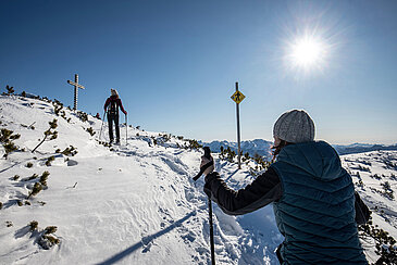 Schneeschuhwanderinnen beim Aufstieg zum Gipfelkreuz am Feuerkogel im Salzkammergut, (c) TVB Traunsee-Almtal/Monika Löff