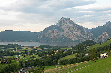 Blick auf den Traunsee und Traunstein  | © Hochsteinalm