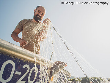 Lugas Nagl beim Fischen © Benevento Publishing/Georg Kukuvec 