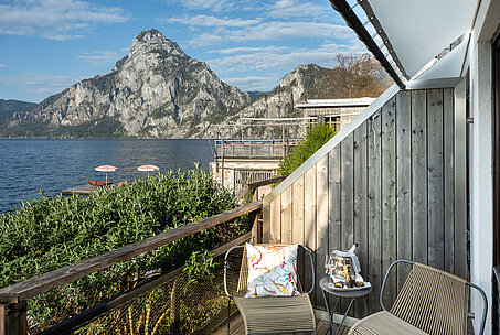 Balkon mit Sitzplätzen und Blick auf den Traunstein und den Traunsee.