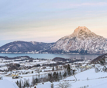 Aufstieg zur Hochsteinalm mit Blick auf den verschneiten Traunstein (c) www.traunseehotels.at