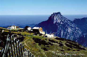 Bergstation Feuerkogel mit Blick auf den Traunstein, (c) 	Oberösterreich Tourismus GmbH_Brigitte