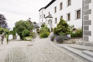 Klosterhof und Eingang zum Klostersaal