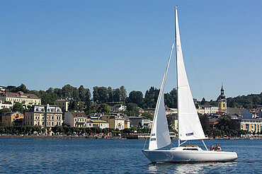 Segelboot am See vor Schloss Ort, (c) Oberösterreich Tourismus GmbH Hermann Erber