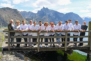 Haya Molcho mit dem Team der Poststube 1327