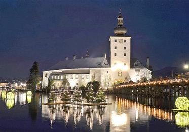Schloss Ort mit seinen schwimmenden Christbäumen, (c) Wolfgang Spitzbart
