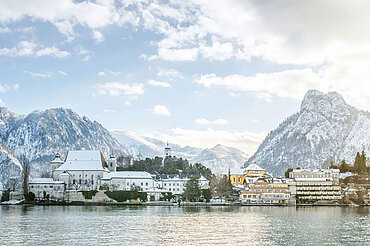 Winterlicher Blick auf das Seehotel "Das Traunsse" 