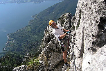 Tiefblick auf den Traunsee und Gmunden, © www.bergsteigen.com